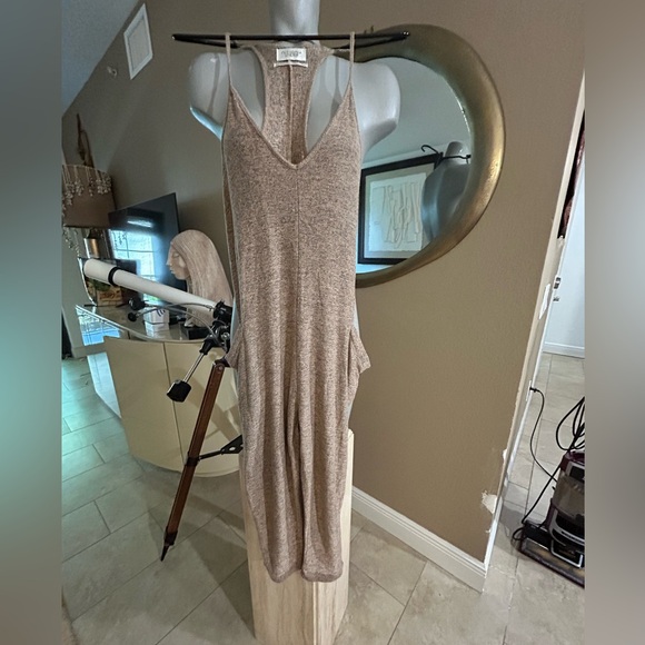 5/25$ Must Buy 5!! Urban Outfitters Jumper Onsie Tan Xsmall small - Picture 1 of 6